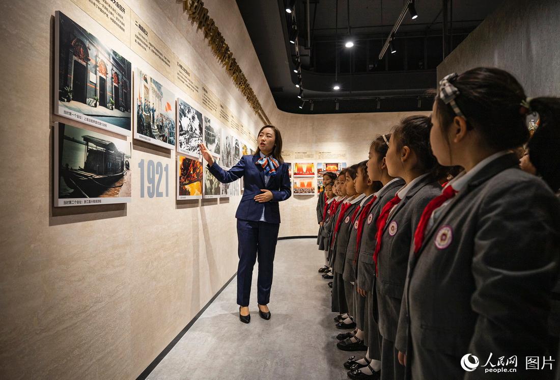 9月29日，陝西省西安高新錢學森第二小學講解員正在為學生們講述歷史故事。