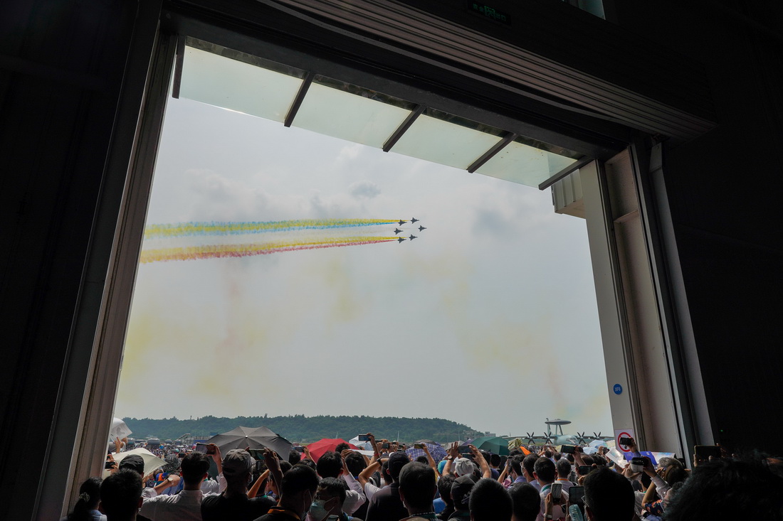 9月29日，觀眾在觀看中國空軍“八一”飛行表演隊殲-10戰機飛行表演。