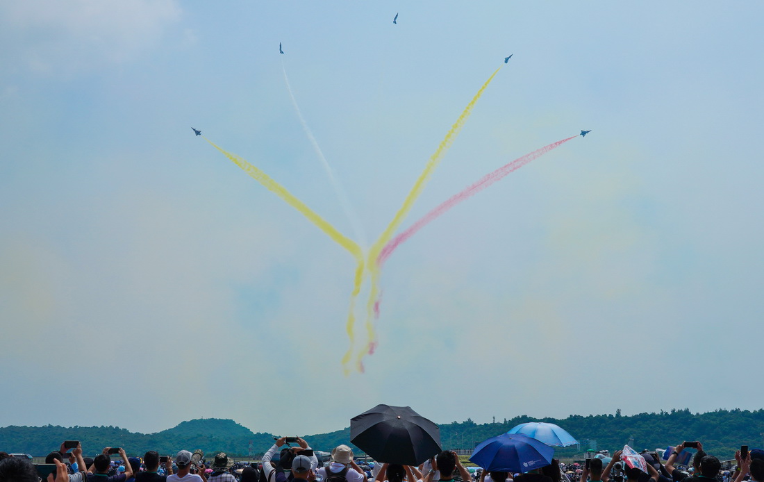 9月29日，觀眾在觀看中國空軍“八一”飛行表演隊殲-10戰機飛行表演。