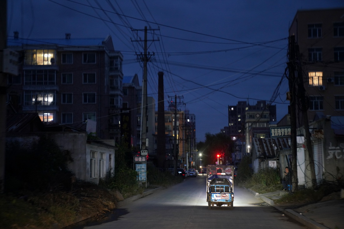 夜幕降臨，李陽開著電動車回家（9月26日攝）。