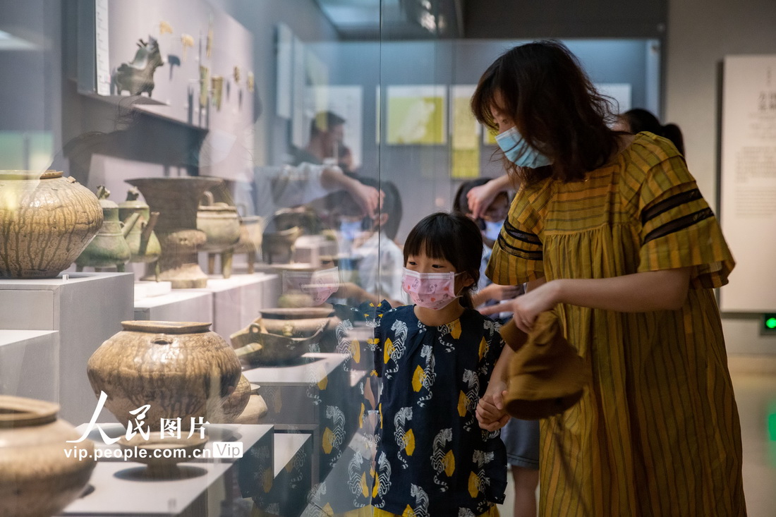 2021年10月3日，家长带着孩子在南京博物院观看展品。