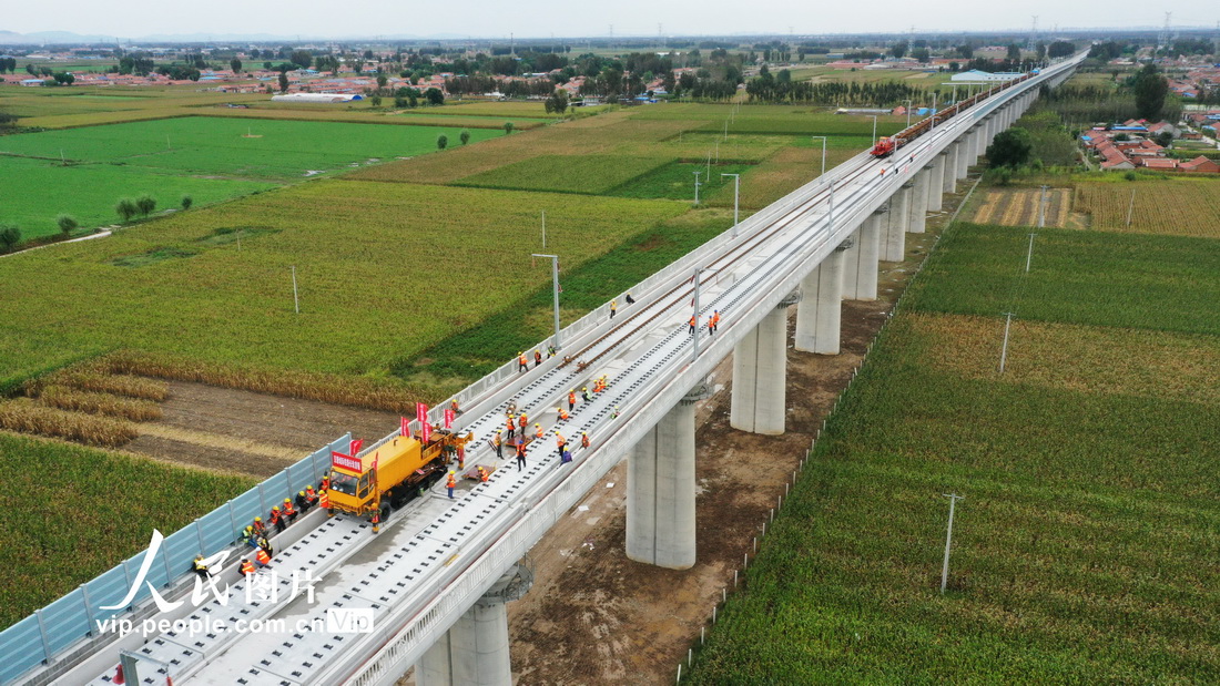 2021年10月4日，中铁四局京唐高铁项目部施工人员正在京唐城际铁路河北玉田段进行铺轨作业。