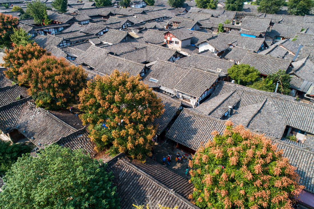 10月2日，游客在四川阆中古城游玩（无人机照片）。新华社发（王玉贵 摄）