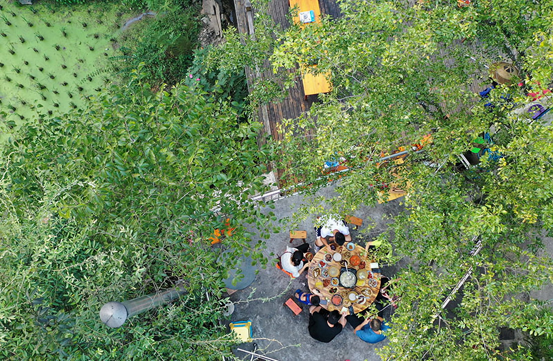 10月5日，在贵州省剑河县革东镇屯州村，游客在农家乐就餐（无人机照片）。新华社发（方鹏 摄）