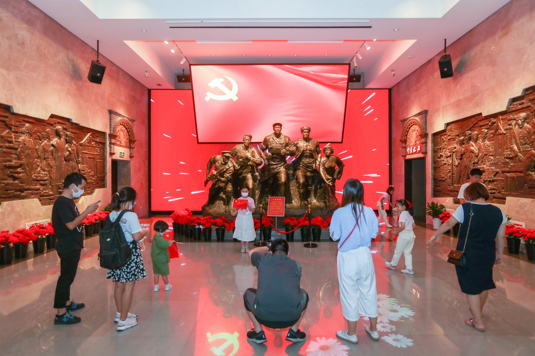 10月3日，参观者在中共四大纪念馆拍照留影。新华社记者 王翔 摄