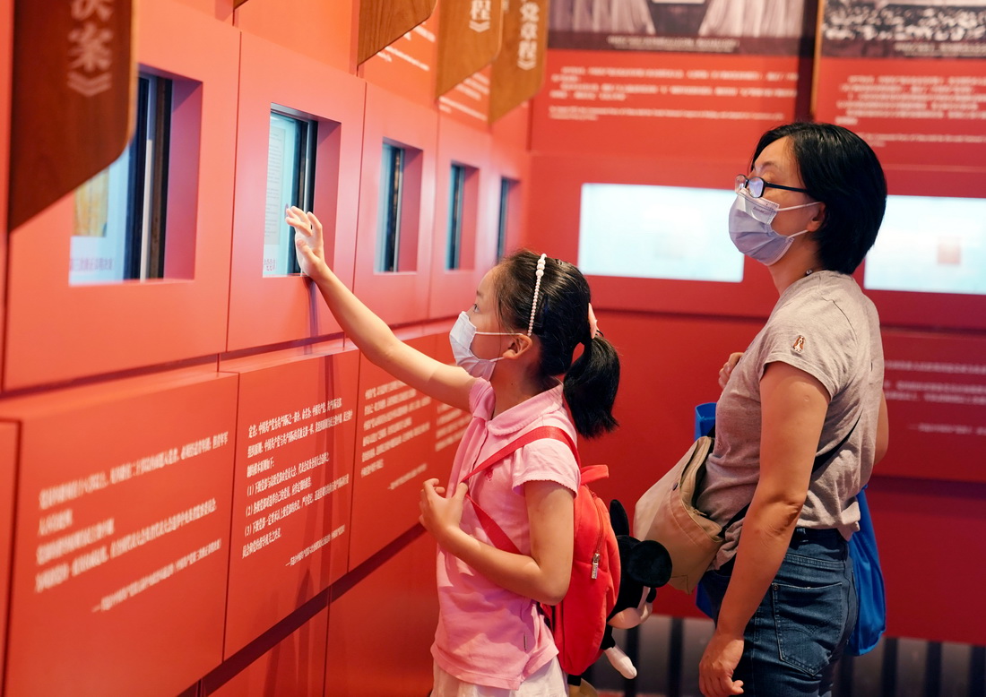 10月7日，参观者在中共二大会址纪念馆内通过多媒体互动装置了解党章历史。新华社记者 刘颖 摄