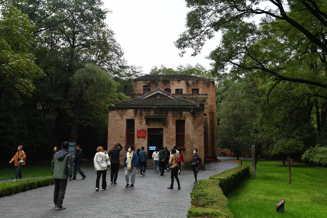 10月6日，游客在陕西延安杨家岭革命旧址参观。新华社发（祁小军 摄）