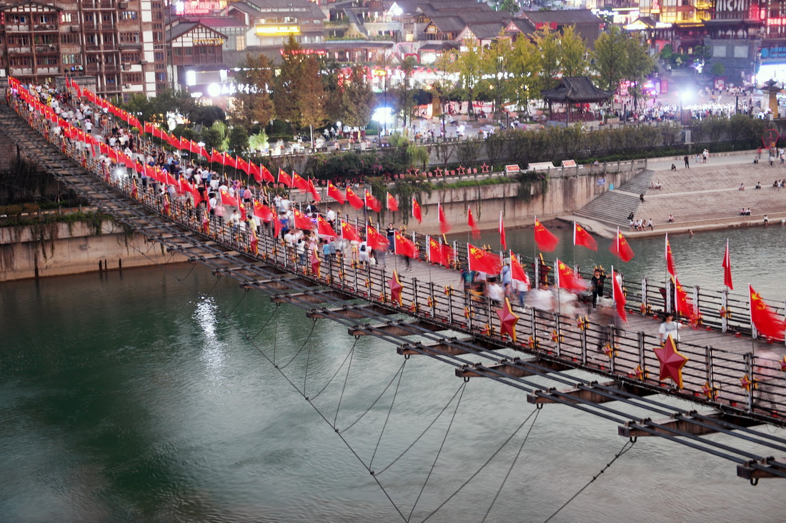 游客在贵州省仁怀市茅台镇茅台渡口铁索桥上参观（10月2日摄）。新华社发（陈勇 摄）