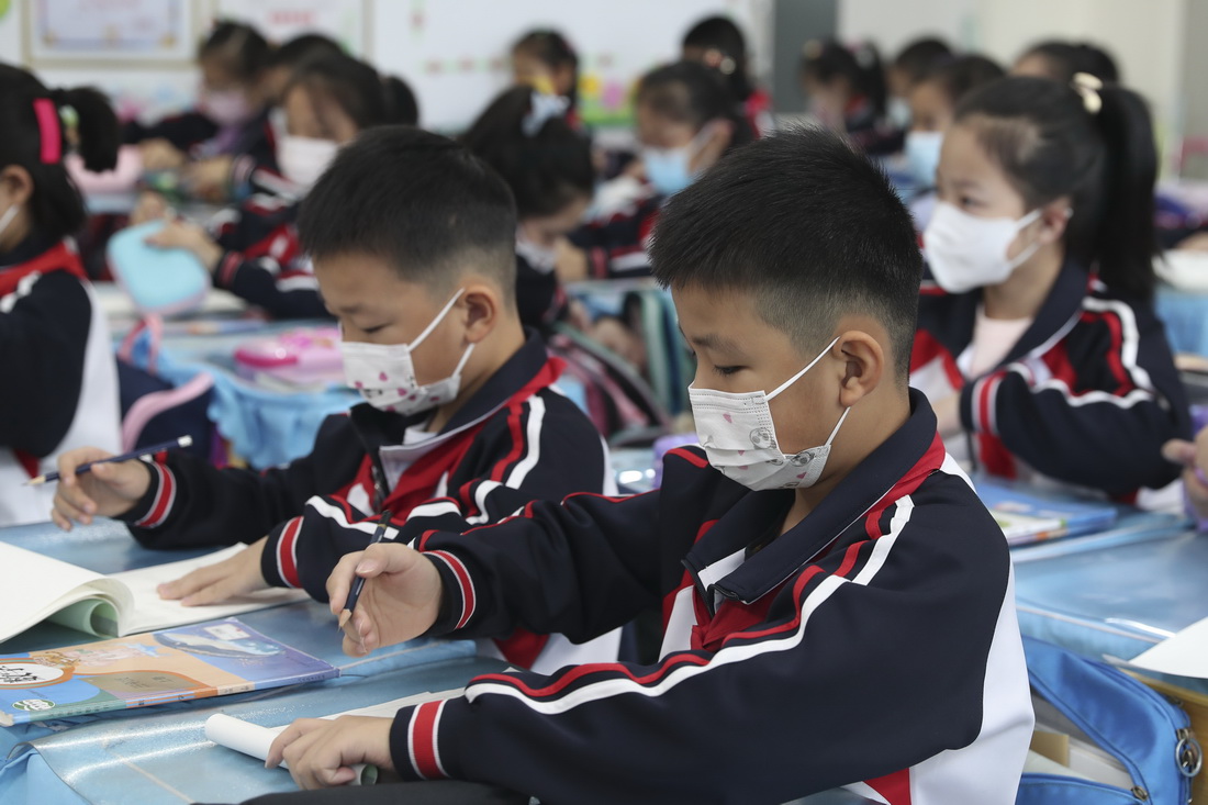 10月8日，哈尔滨市群力兆麟小学的学生在课堂上学习。
