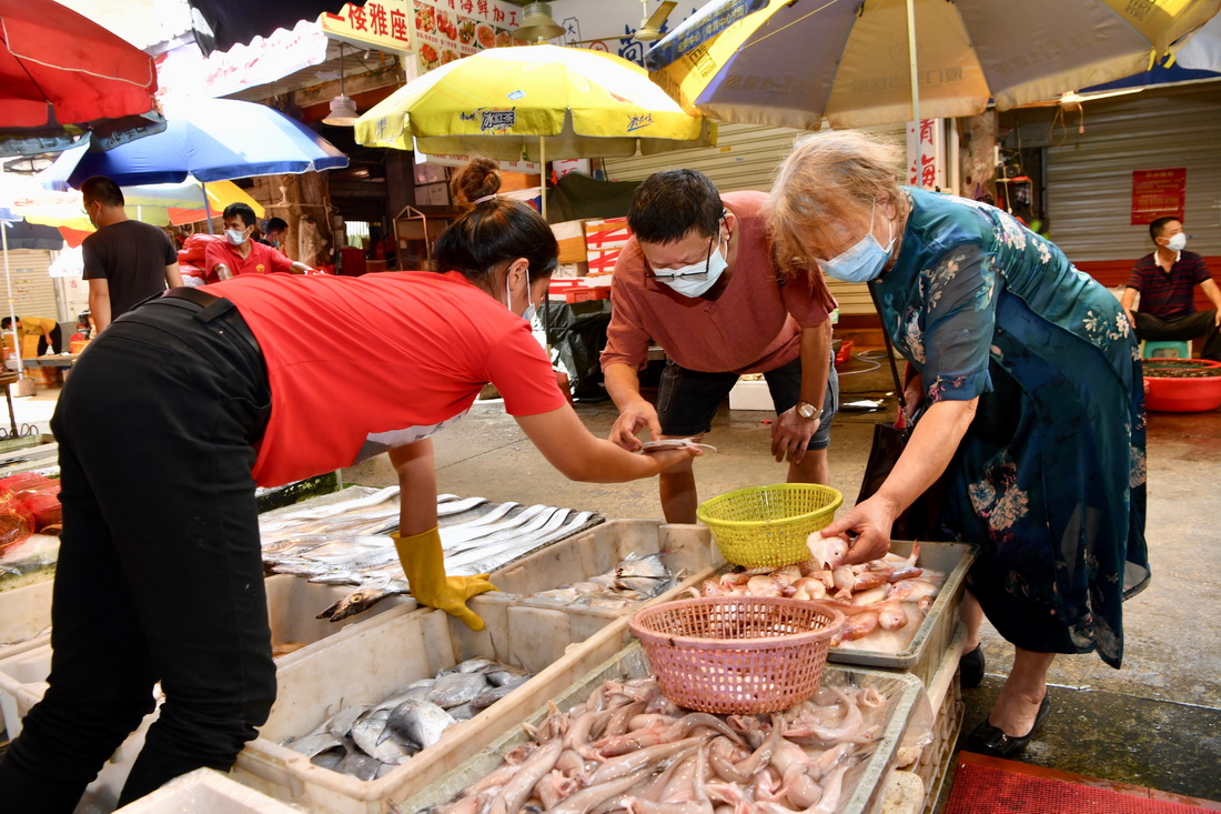 10月8日，市民在厦门开禾市场选购海产品。