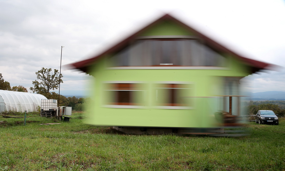 這是10月9日在波黑斯爾巴茨拍攝的旋轉中的房屋。