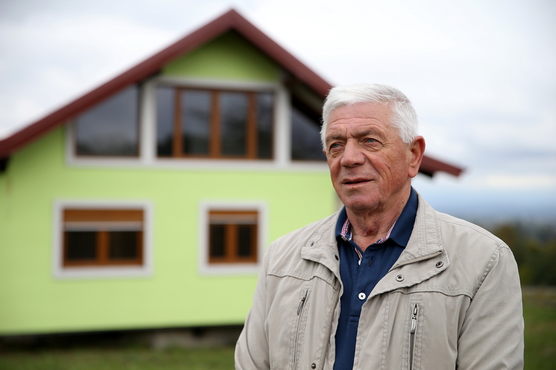 10月9日，房屋主人沃因·庫西奇在波黑斯爾巴茨接受採訪。