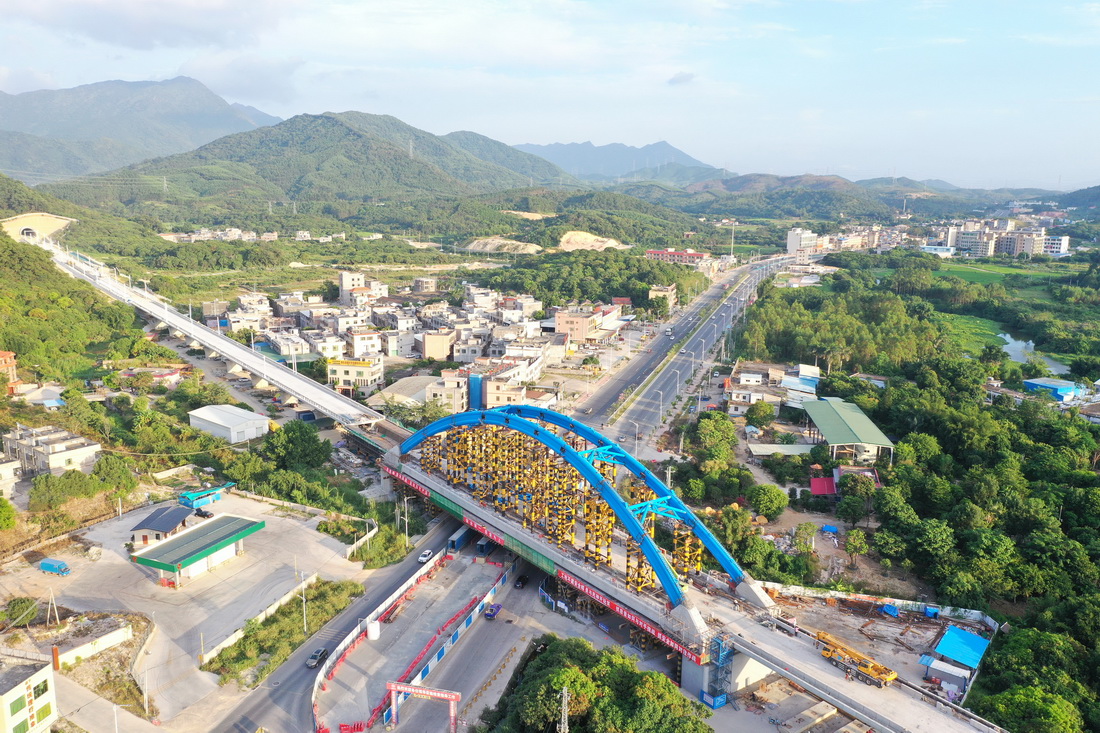 廣汕鐵路背子頭特大橋系杆拱合龍（10月11日攝，無人機照片）。