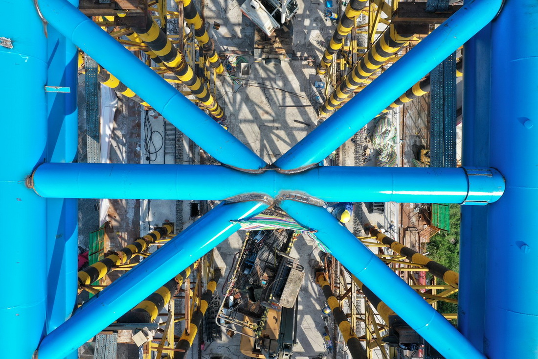 10月11日，工人在廣汕鐵路背子頭特大橋系杆拱合龍現場施工（無人機照片）。
