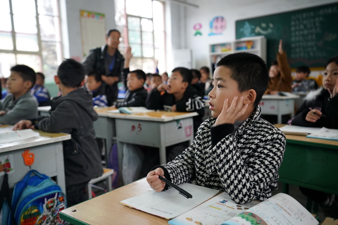 10月11日，在山西省稷山县清河镇吴璧小学安置点，荆平村的孩子在认真听课。