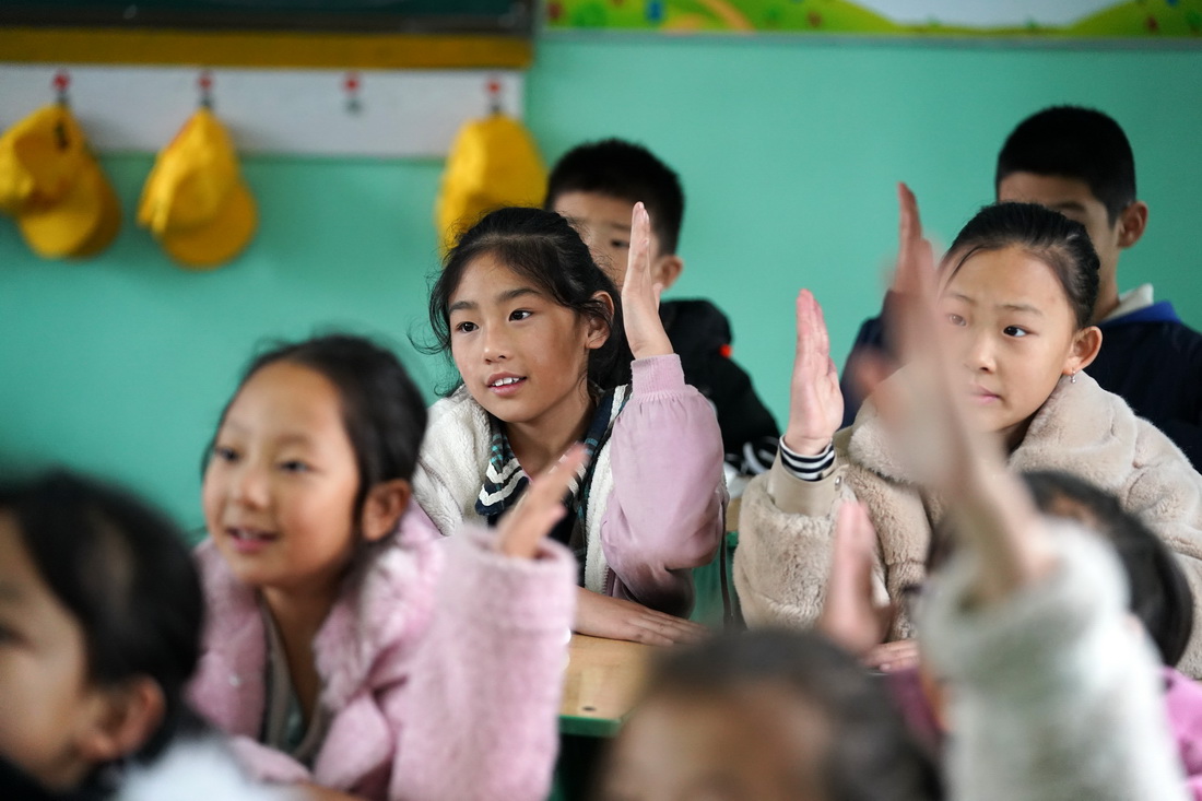 10月11日，在山西省稷山縣清河鎮吳璧小學安置點，荊平村的孩子在認真聽課。