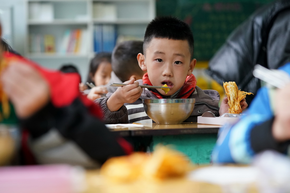 10月11日，在山西省稷山县清河镇吴璧小学安置点，荆平村的孩子在吃午饭。