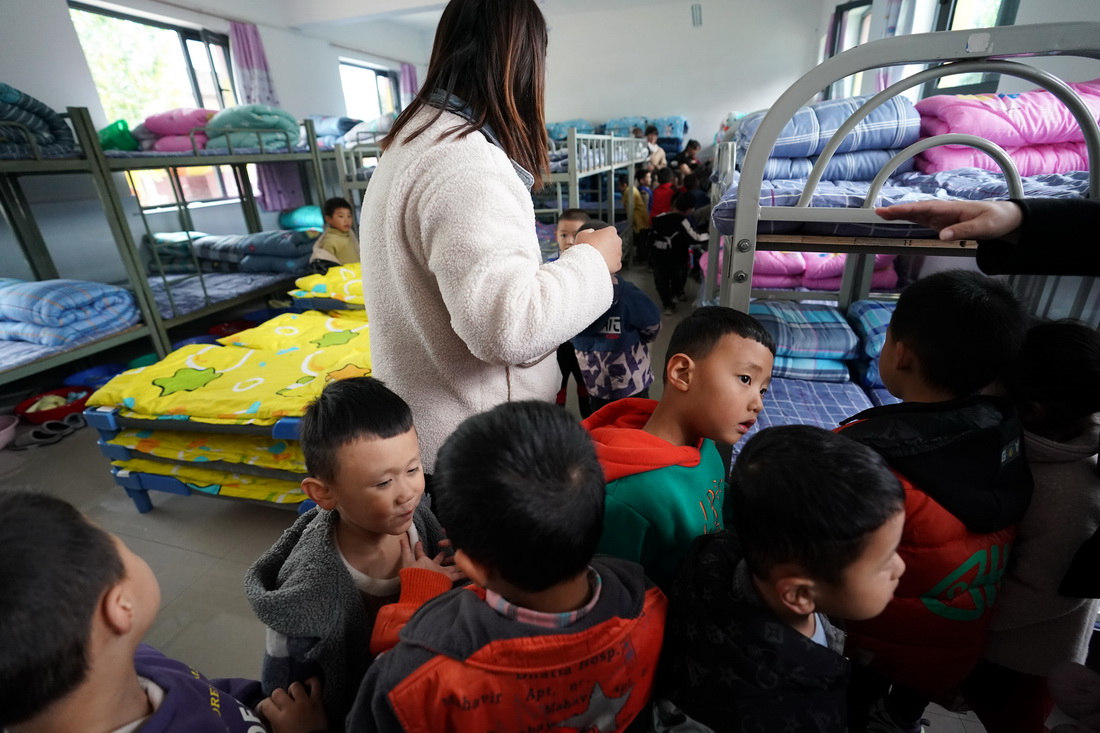 10月11日，在山西省稷山县清河镇吴璧小学安置点，荆平村的孩子准备睡午觉。
