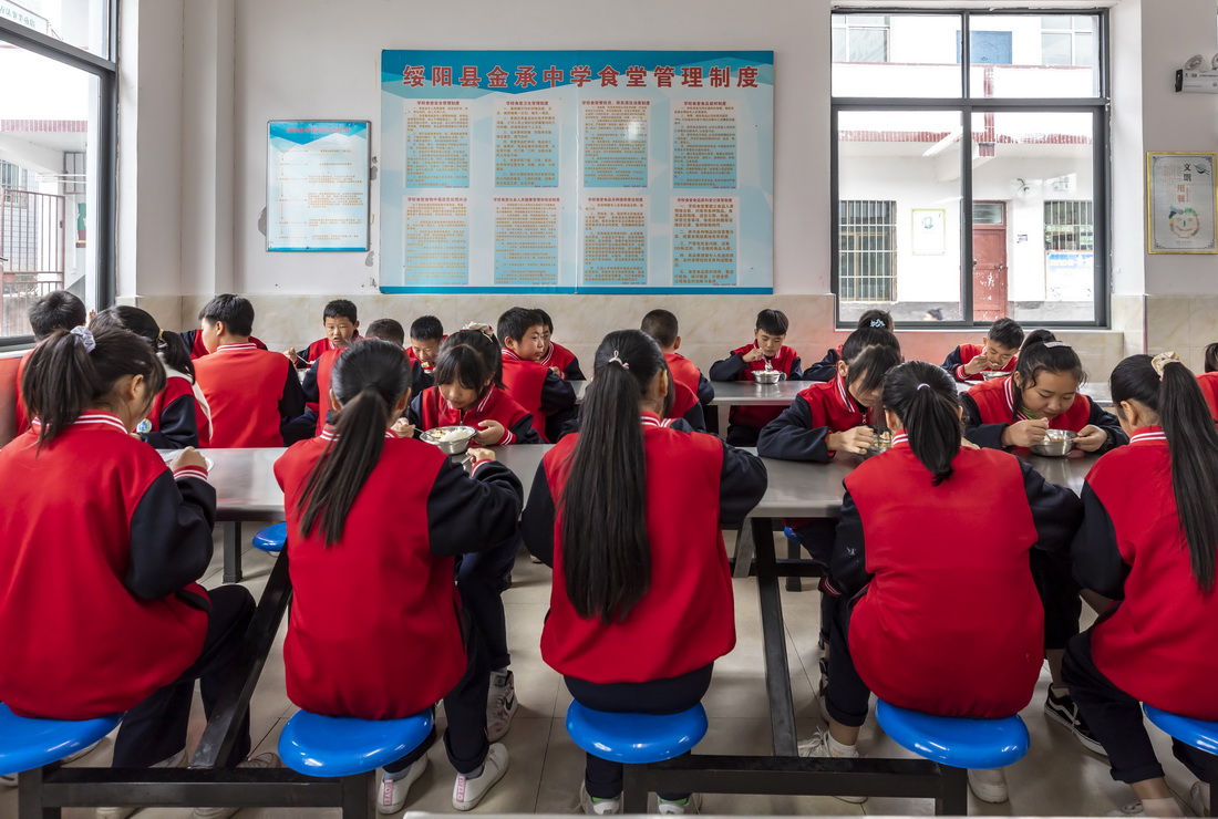 10月12日，在貴州省遵義市綏陽縣風華鎮中心學校食堂，學生在吃營養餐。新華社發（李艷 攝）