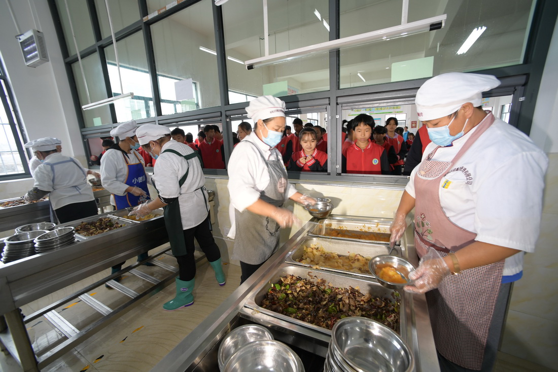 10月12日，在貴州省遵義市綏陽縣風華鎮中心學校食堂，工作人員在給學生打菜。新華社記者 楊楹 攝
