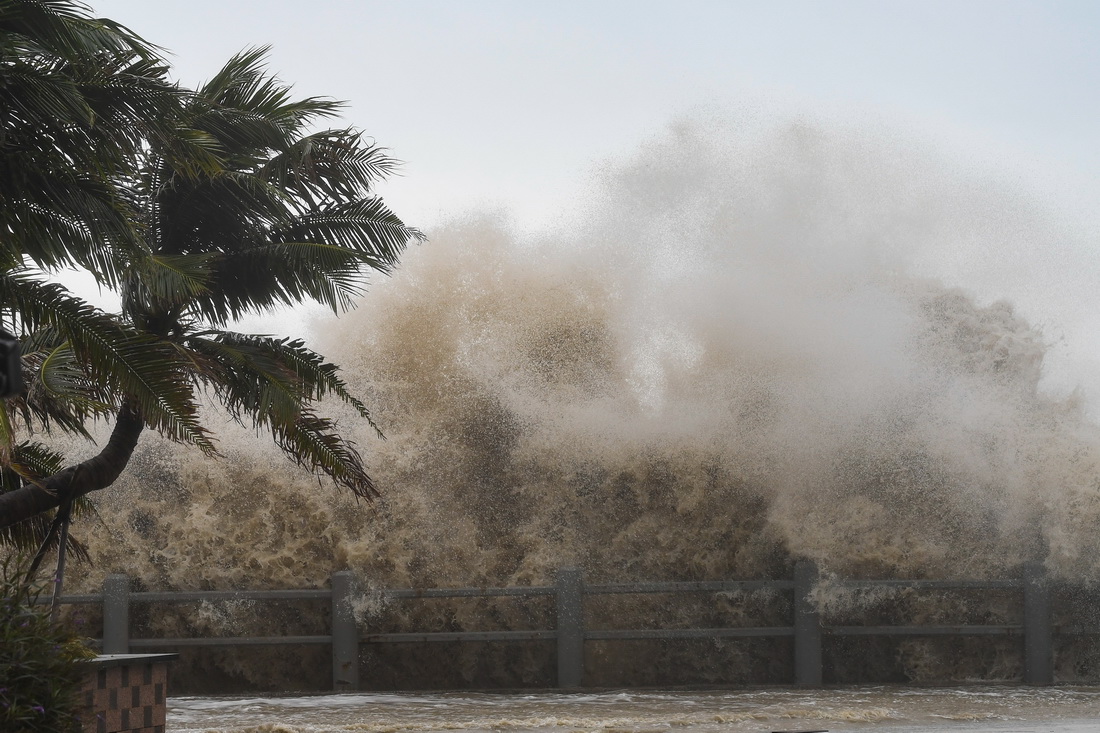 10月13日，在海口市美麗沙路附近的海邊，巨浪拍擊海岸。新華社記者 楊冠宇 攝
