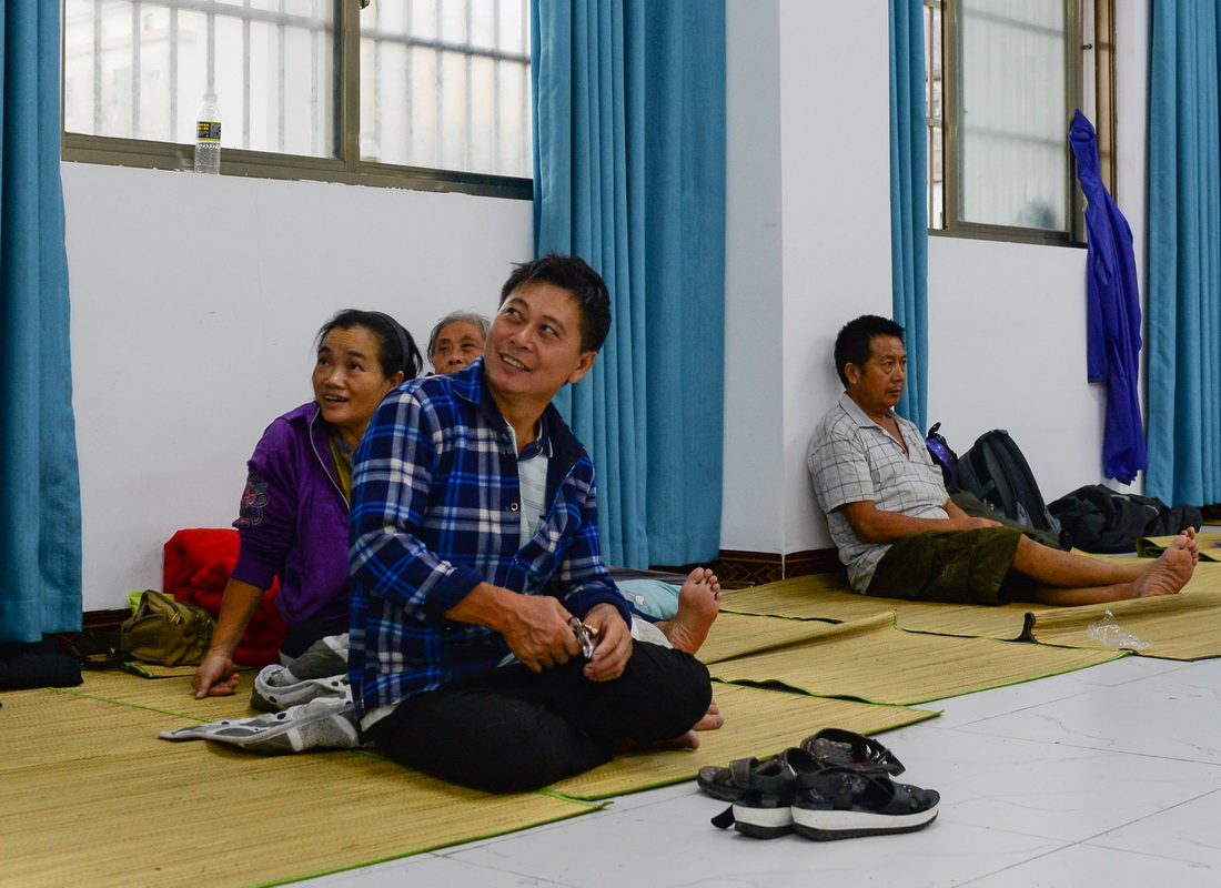 10月13日，群眾在海南省瓊海市博鰲中學內的安置點休息。新華社記者 周佳誼 攝