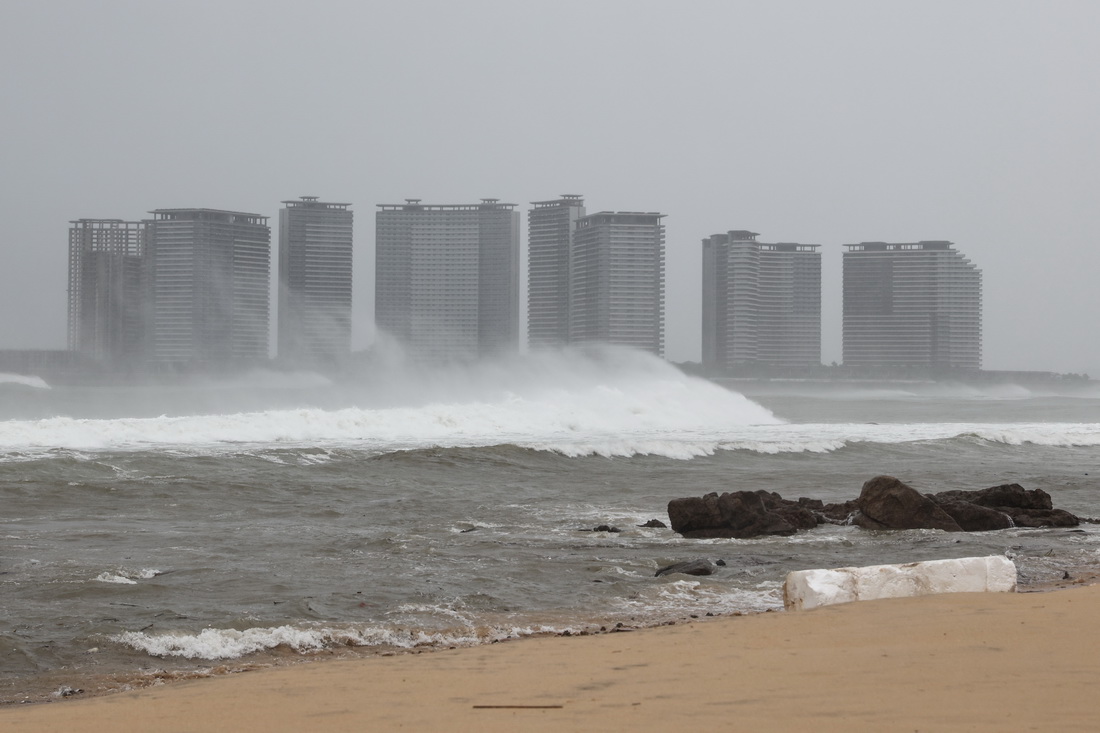 10月13日，在萬寧市日月灣，巨浪拍擊海岸。新華社記者 張麗芸 攝