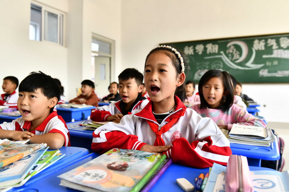 10月12日，在菏澤市東明縣尚庄社區尚庄小學，學生們在背誦古詩。