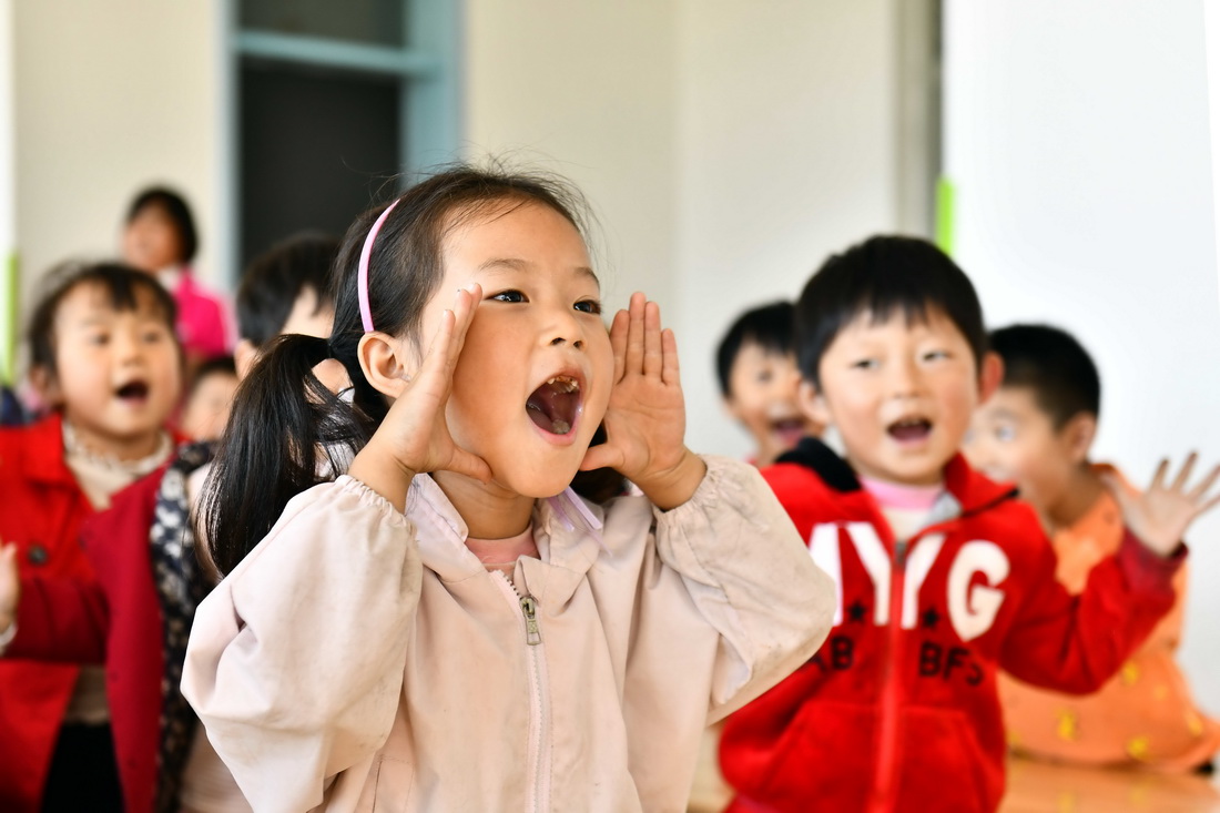 10月12日，在菏澤市東明縣尚庄社區幼兒園，小朋友在學唱兒歌。