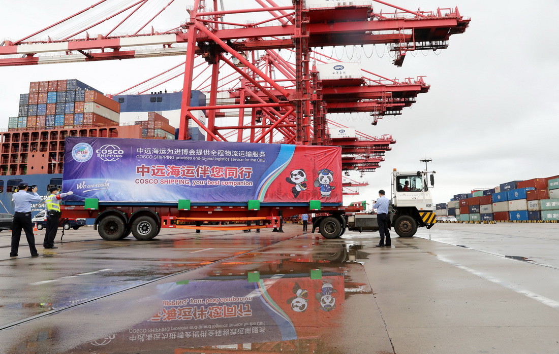 10月13日，裝載第四屆進博會首批海運展品的集裝箱卡車駛離碼頭。