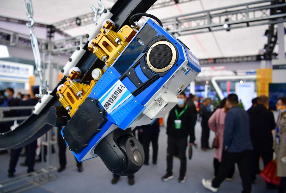 10月13日，觀眾在展會上參觀一款軌道式智能巡檢機器人。
