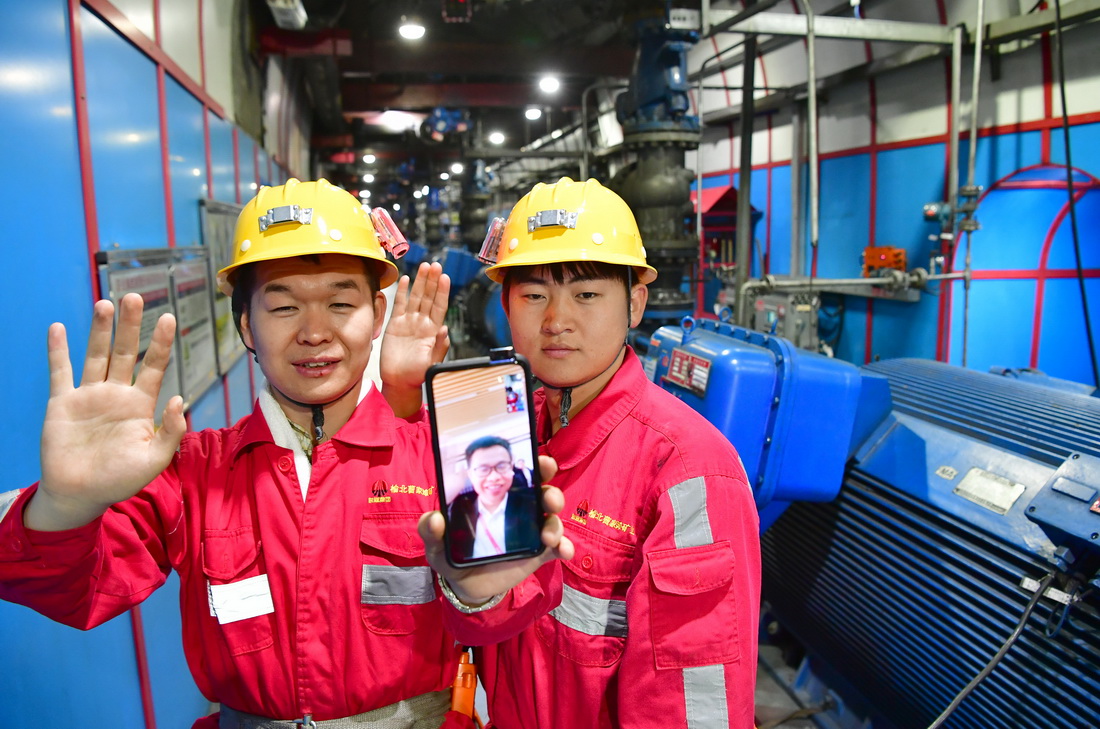 10月12日，在曹家灘智慧礦山井下的中央水泵房內，工作人員展示通過手機與地面人員視頻連線。