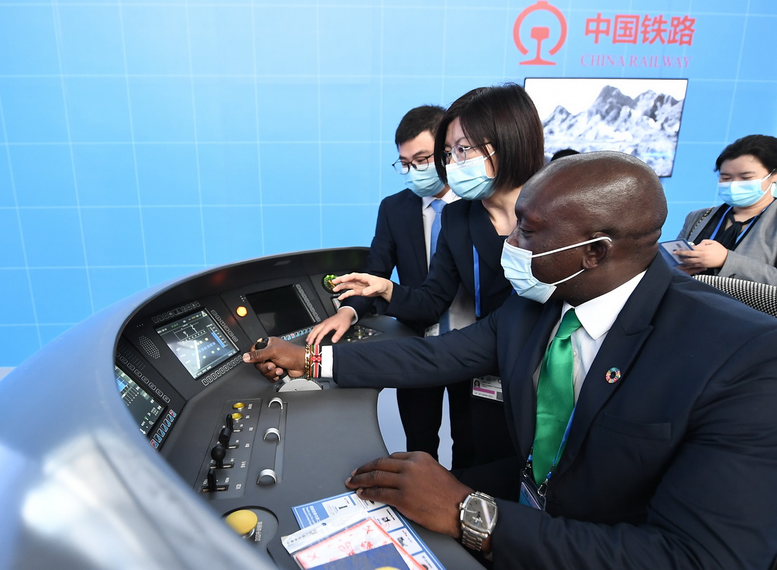 10月14日，在北京国家会议中心，嘉宾体验中国高铁“复兴号”模拟驾驶。