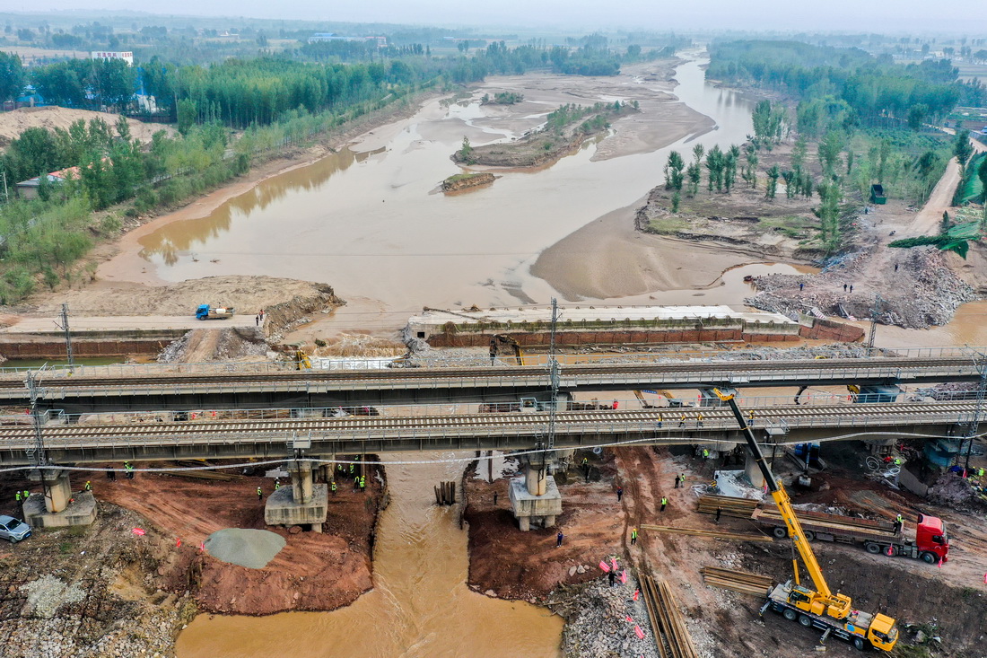 這是10月13日拍攝的南同蒲鐵路昌源河大橋搶險現場（無人機照片）。新華社記者 曹陽 攝