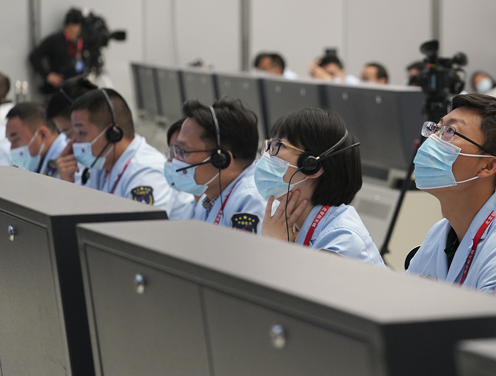 10月16日，在北京航天飛行控制中心，航天科研人員在監測神舟十三號載人飛船與天和核心艙自主快速交會對接情況。