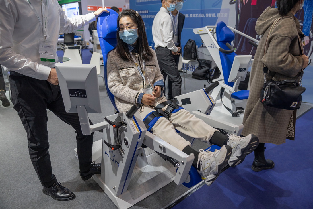 10月16日，觀眾在中國國際福祉博覽會上體驗一款智能物聯網長者運動康復系統。