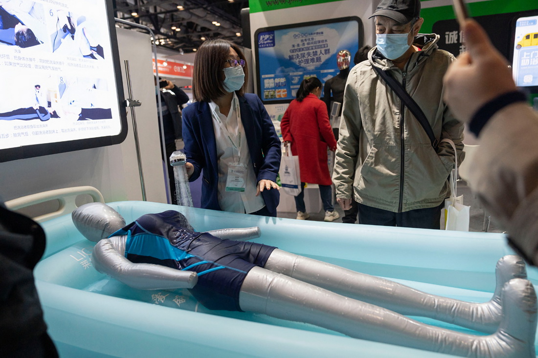 10月16日，在中國國際福祉博覽會上，工作人員展示一款為臥床及行動不便人群設計的洗浴產品。
