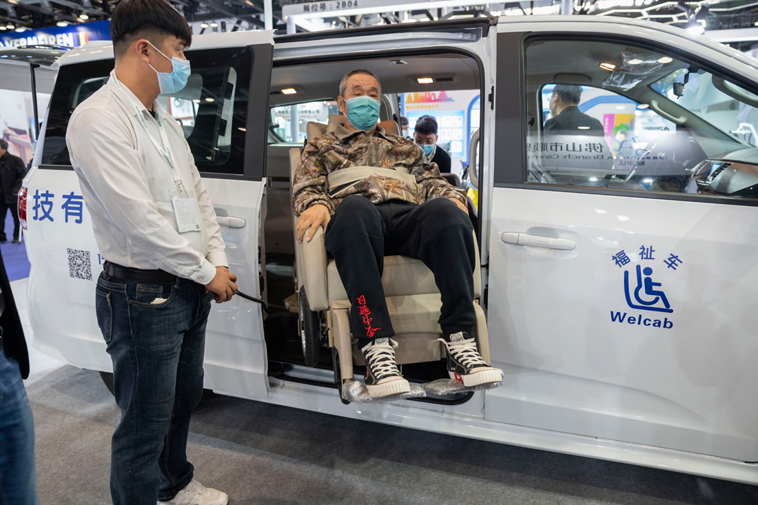10月16日，在中國國際福祉博覽會上，一名行動不便的老人試用一款福祉車。福祉車專門為行動不便人群設計，為坐輪椅的乘客提供了升降平台，部分座椅也可伸出車外，方便乘客上下車。