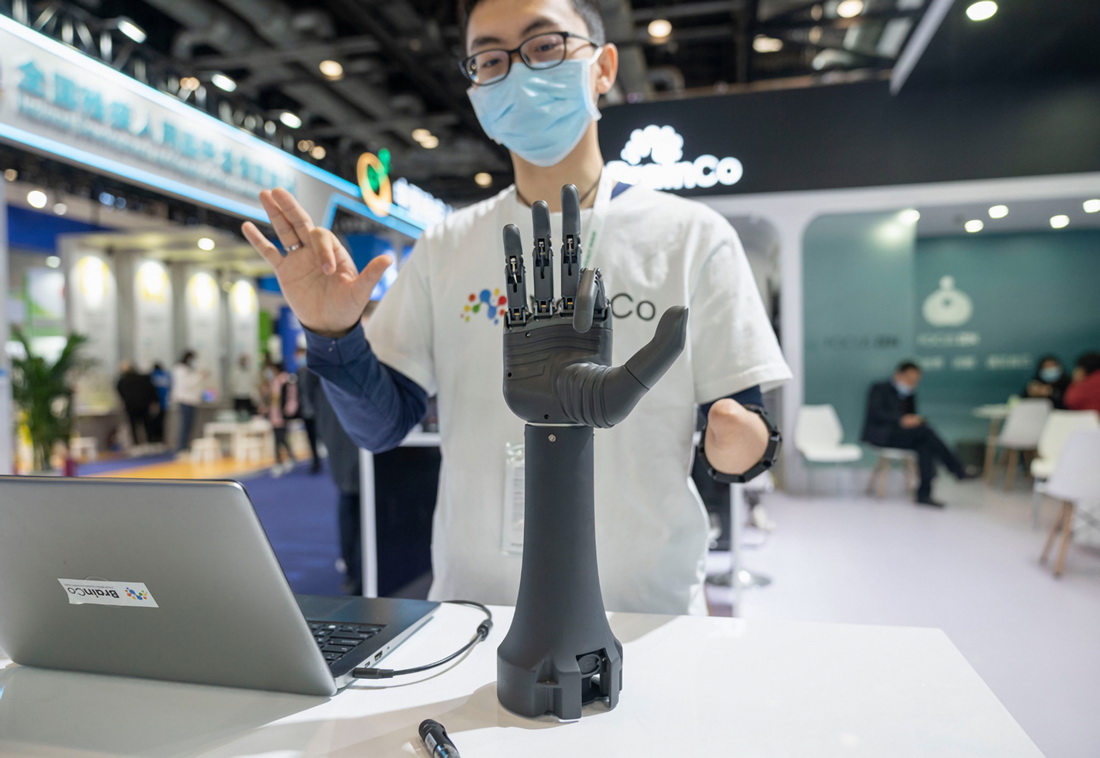 10月16日，在中國國際福祉博覽會上，肢殘人士作為工作人員展示一款智能仿生手。這款仿生手可識別佩戴者的神經電和肌肉電信號，將運動意圖轉化為實際手勢動作。