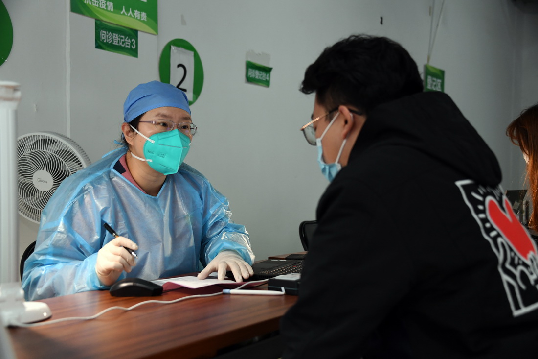10月17日，在北京市西城區展覽路街道新冠疫苗接種點，醫護人員詢問接種加強針人員身體情況。