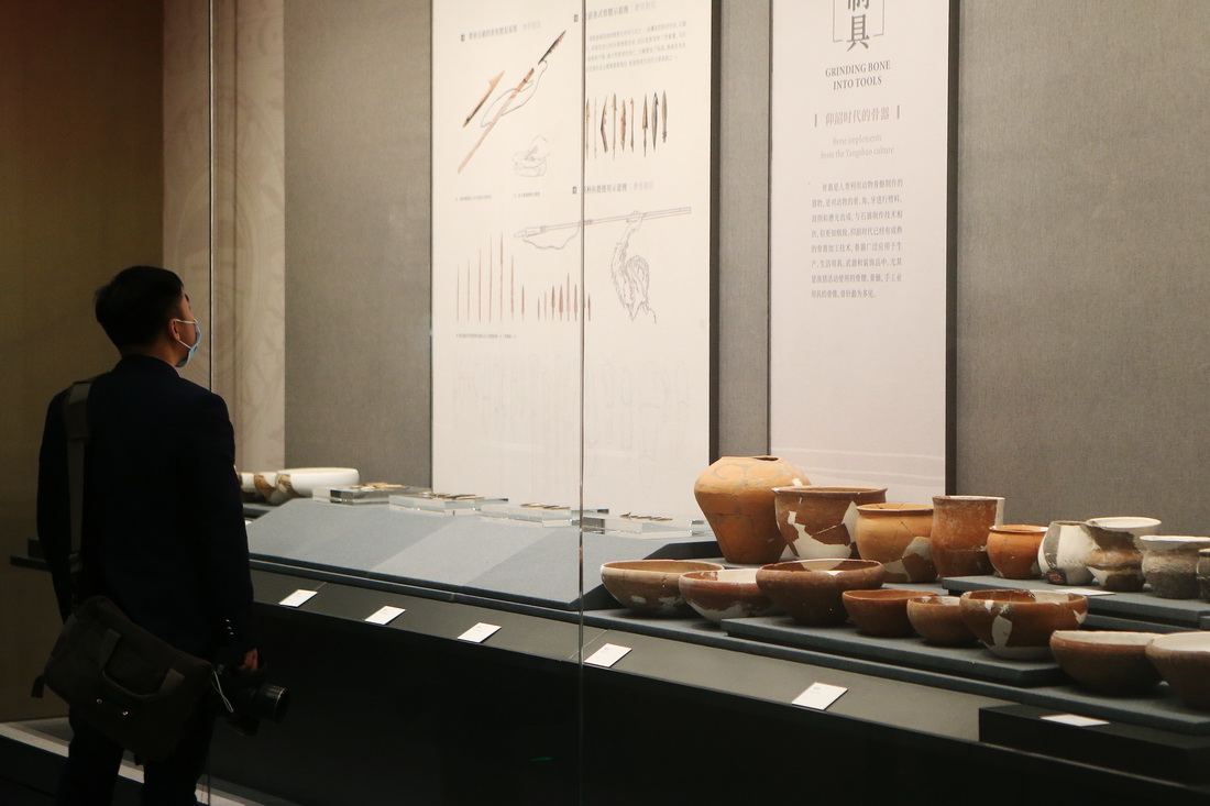 10月17日，參觀者在仰韶文化博物館內參觀。新華社記者 許雅楠 攝