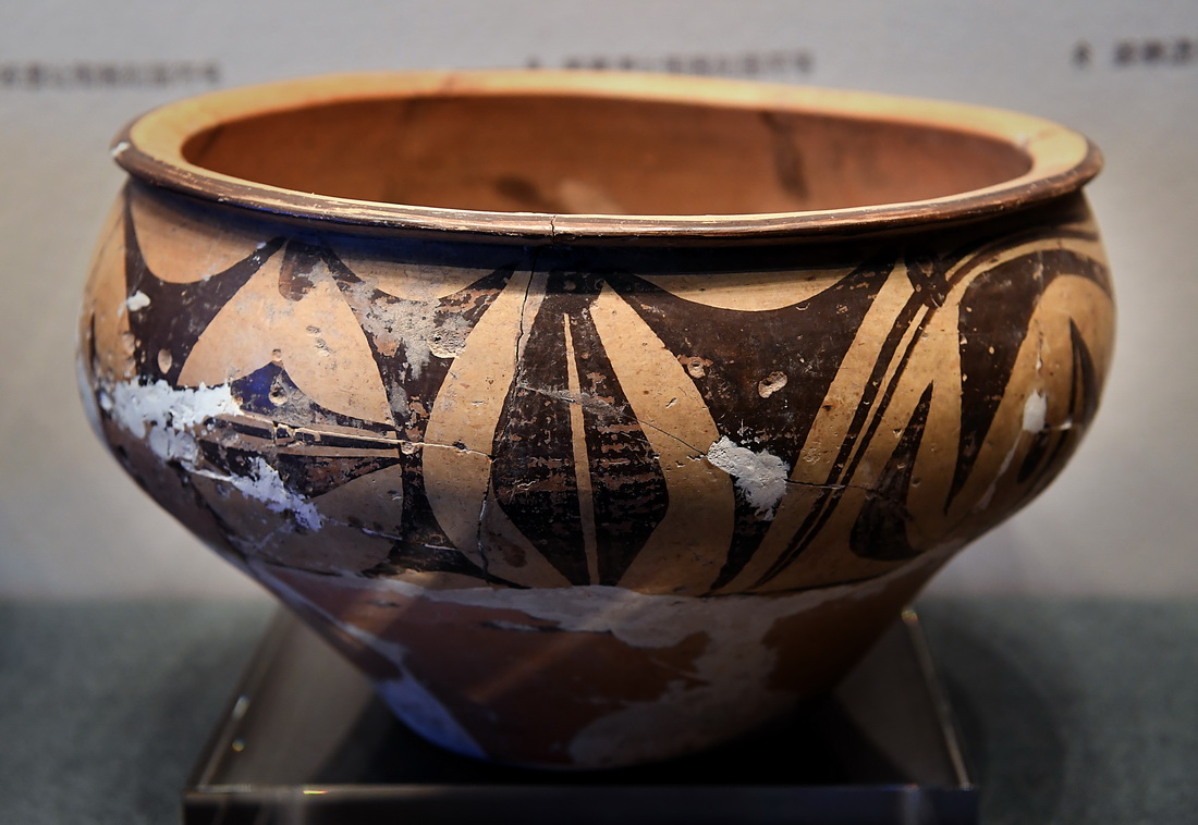 這是仰韶文化博物館內的展品“彩陶盆”（10月15日攝）。新華社記者 李安 攝