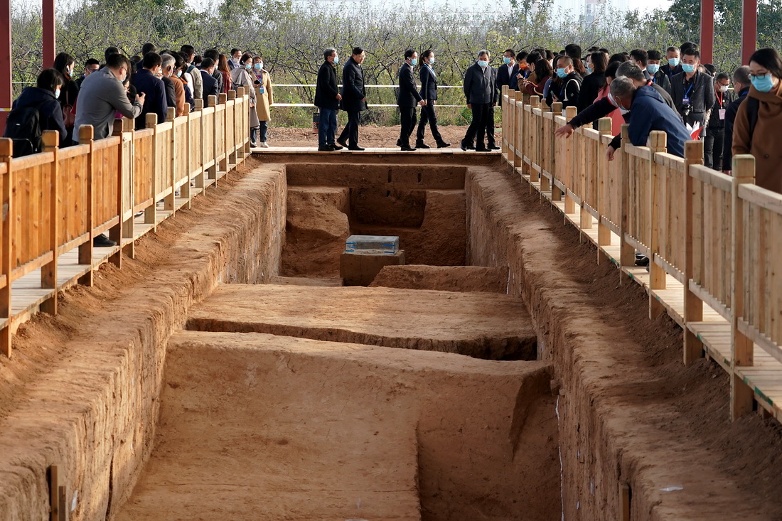 10月17日，參觀者在仰韶村國家考古遺址公園內的考古發掘現場參觀。新華社記者 李安 攝