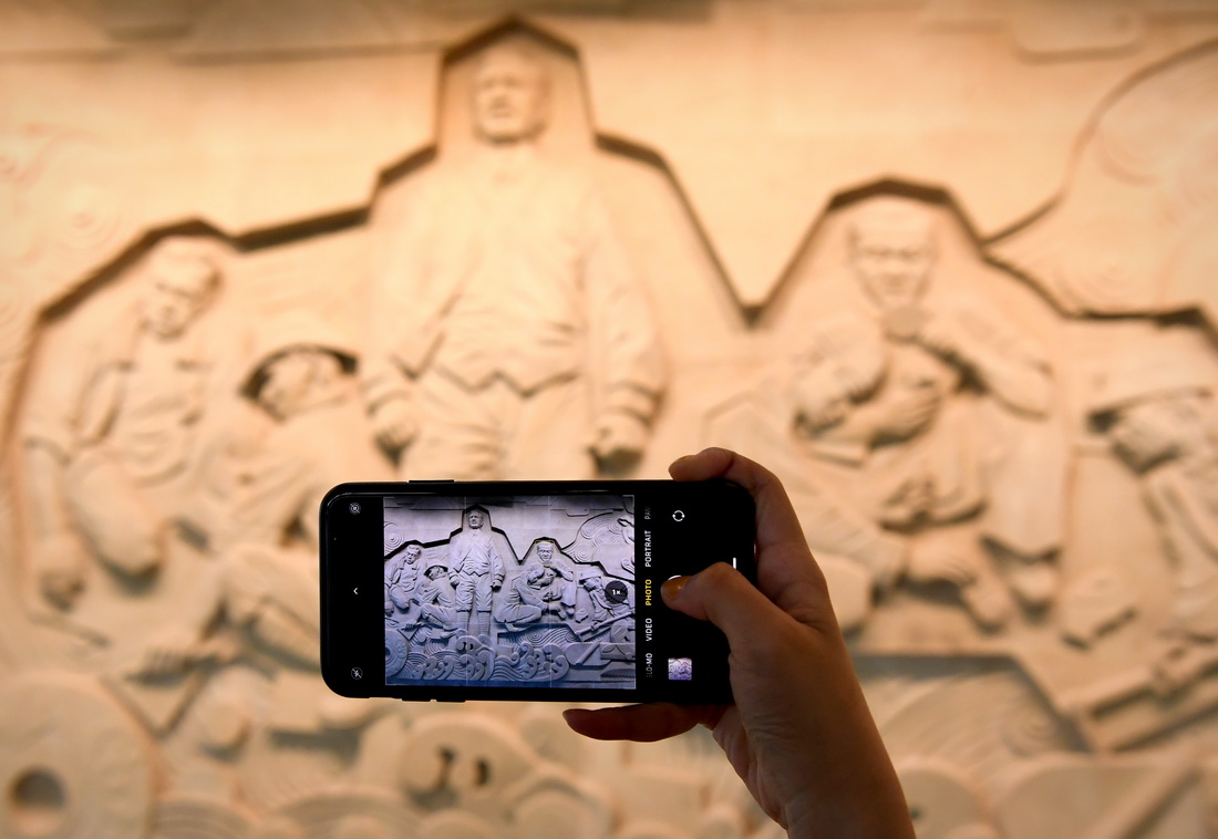 參觀者在拍攝仰韶文化博物館內的浮雕牆（10月15日攝）。新華社記者 李安 攝