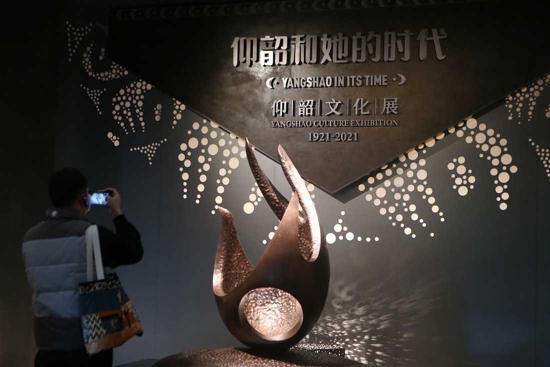 10月17日，參觀者在仰韶文化博物館內拍照。新華社記者 許雅楠 攝