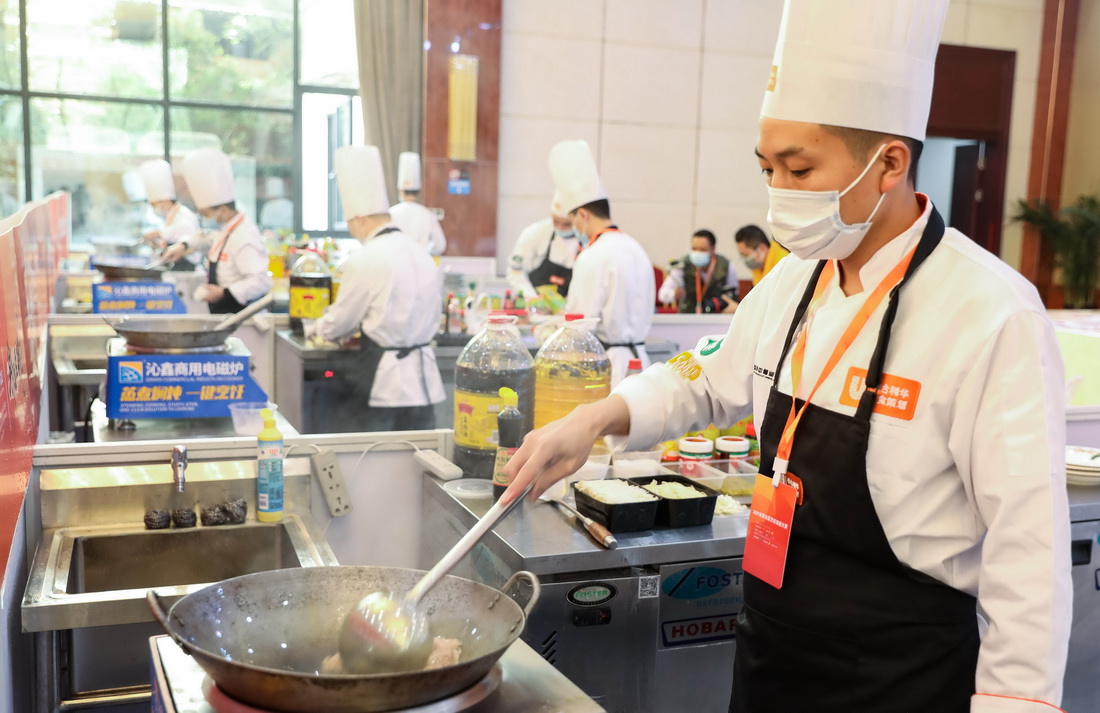 10月18日，厨师在世界川菜烹饪技能大赛比赛中。
