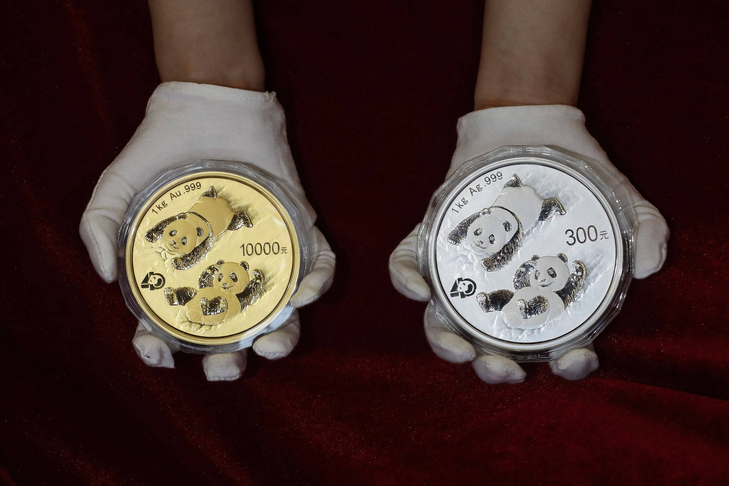 2021年10月18日，工作人員正在展示此次發行的熊貓金銀幣。