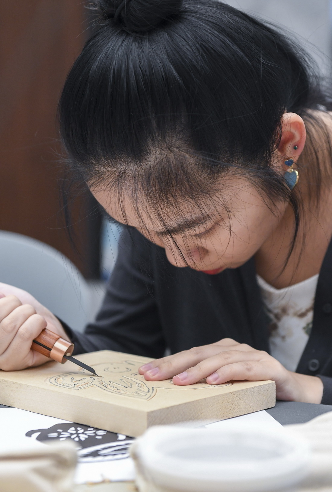 10月18日，在深圳舉辦的十竹齋木版水印畫展及手作沙龍上，參觀者體驗木版水印技藝。