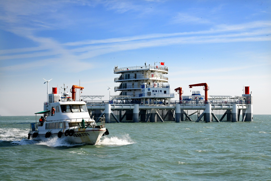 10月18日，一艘快艇從“耕海1號”海洋牧場綜合體平台旁經過。
