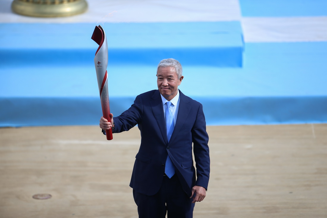 10月19日，北京冬奧組委特別代表、北京冬奧組委副主席於再清在交接儀式上展示北京冬奧會火炬。